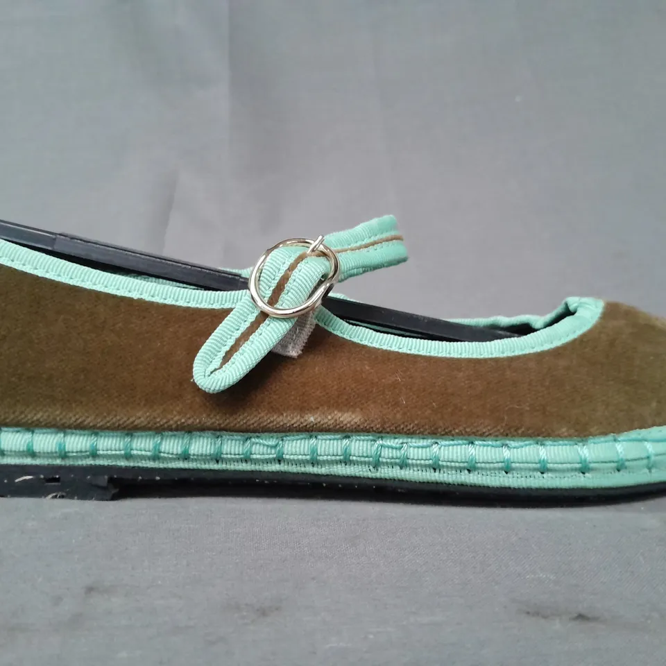 BOXED PAIR OF FLABELUS VERA SHOES IN MOSS/MINT EU SIZE 37