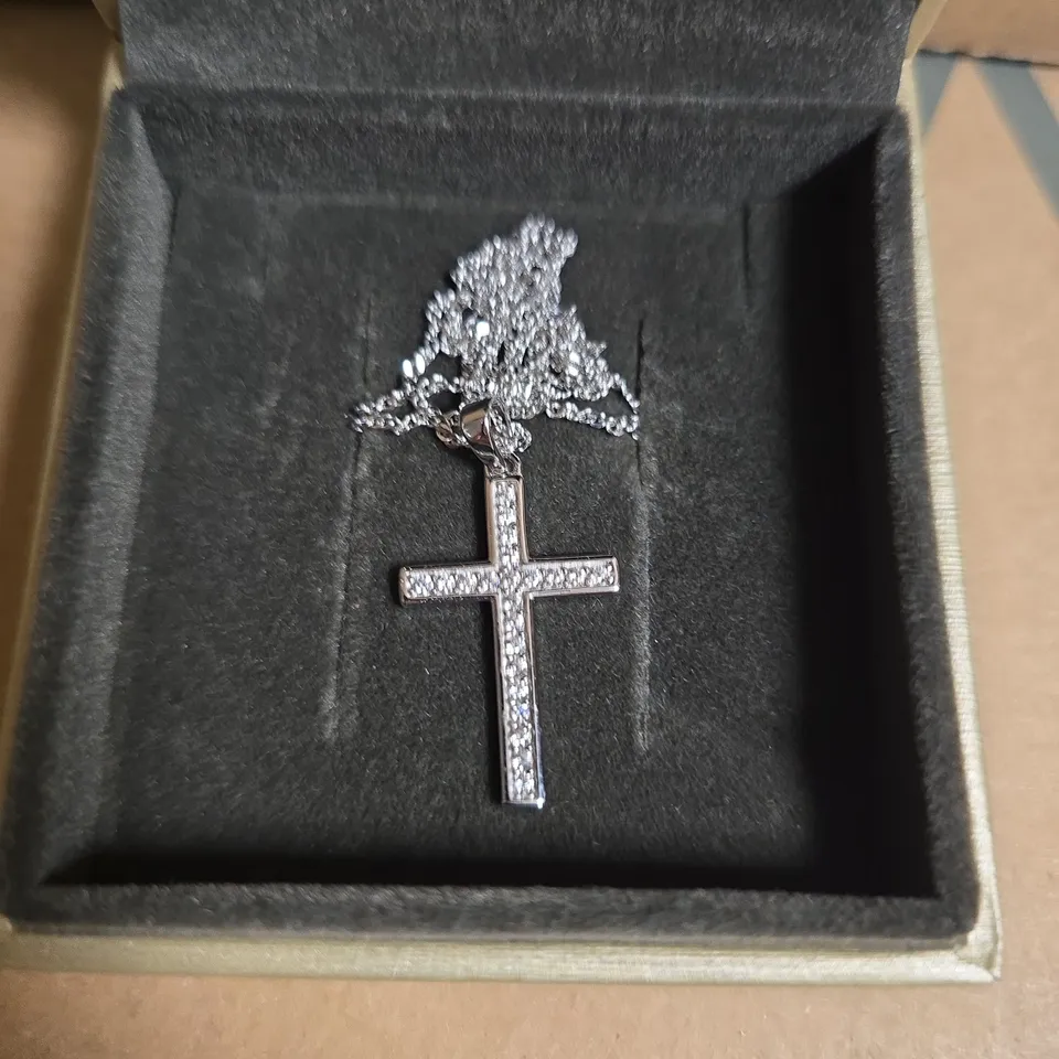 WARREN JAMES DIAMONDFLASH CROSS PENDANT NECKLACE – PRESENTATION BOX