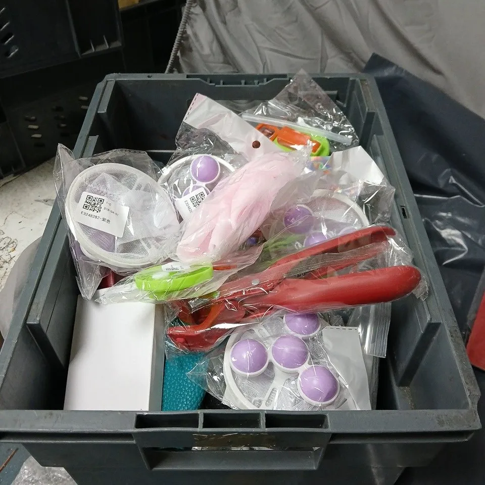 APPROXIMATELY 20 ASSORTED HOUSEHOLD ITEMS TO INCLUDE GREETINGS CARDS, SILICONE TROWEL SCRAPER, BOTTLE OPENER ETC