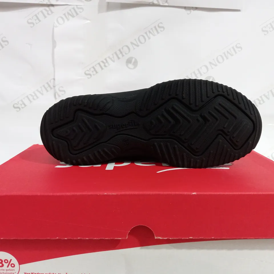 PAIR OF SUPERFIT BLACK SCHOOL SHOE - UE SIZE 36