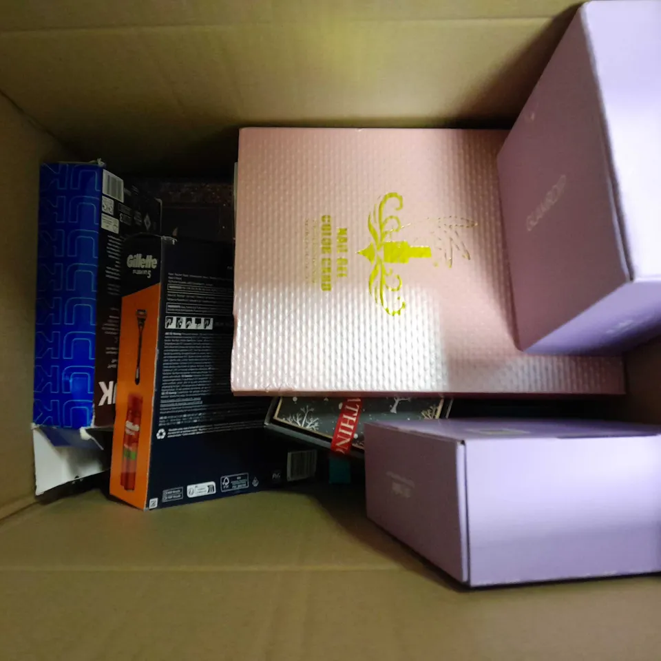APPROXIMATELY 12 FRAGRANCE AND COSMETIC BOXSETS TO INCLUDE DOVE MEN+CARE RESTORE GIFT SET, AVON RARE PEARLS 3 PIECE GIFTSET, FCUK ONE OF EACH SET, ETC