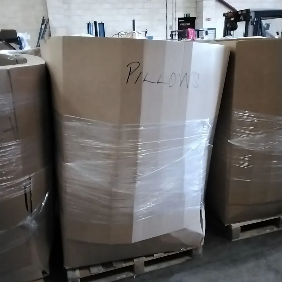 PALLET TO CONTAIN A LARGE ASSORTMENT OF PILLOWS AND CUSHIONS // BRANDS MAY VARY
