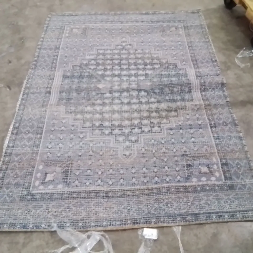 QUALITY DESIGNER AREA RUG - APPROXIMATELY 180X120CM