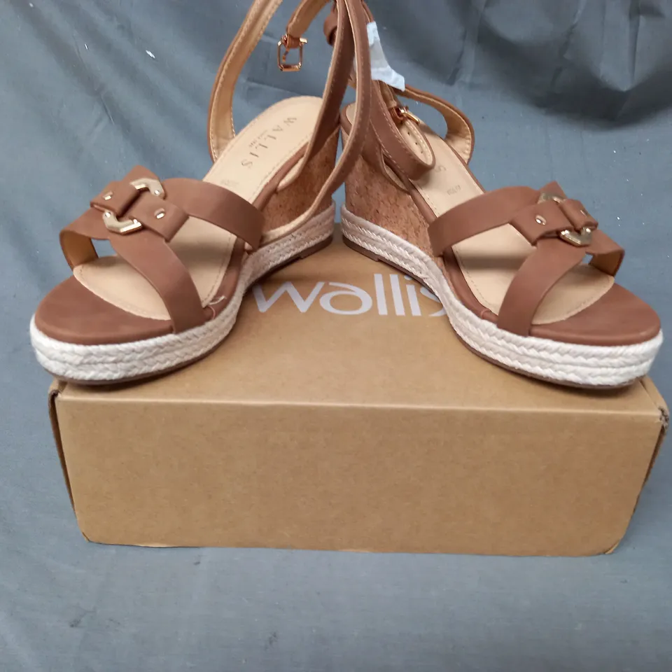 BOXED PAIR OF WALLIS WIDE FIT OPEN TOE CORK WEDGE SANDALS IN DARK TAN SIZE 4