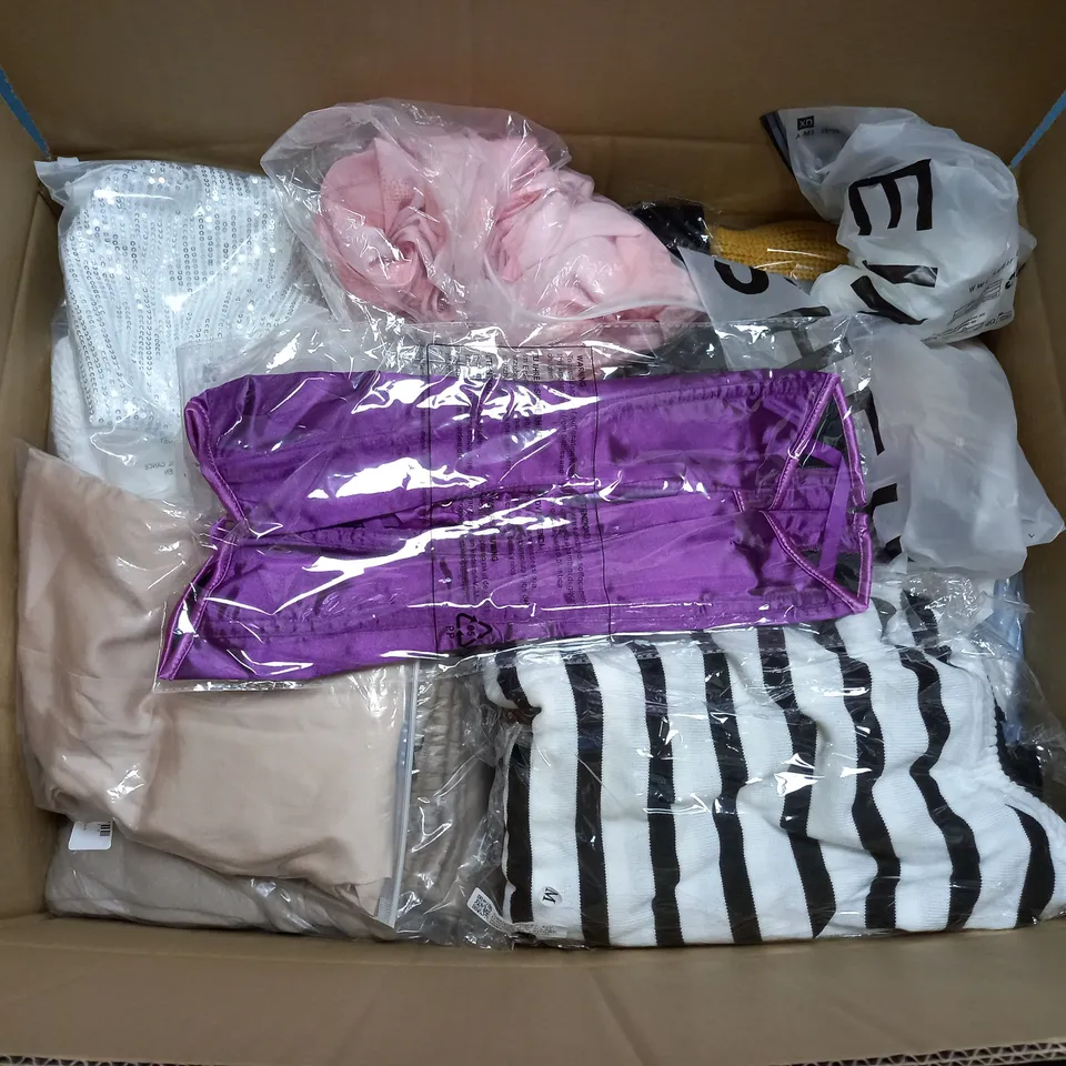 LOT OF ASSORTED CLOTHING ITEMS  AND ACCESSORIES TO INCLUDE; T-SHIRTS, JUMPERS ETC