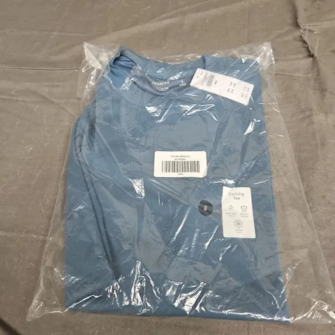 SEALED HOLLISTER COOLING TEE IN CYAN - SMALL