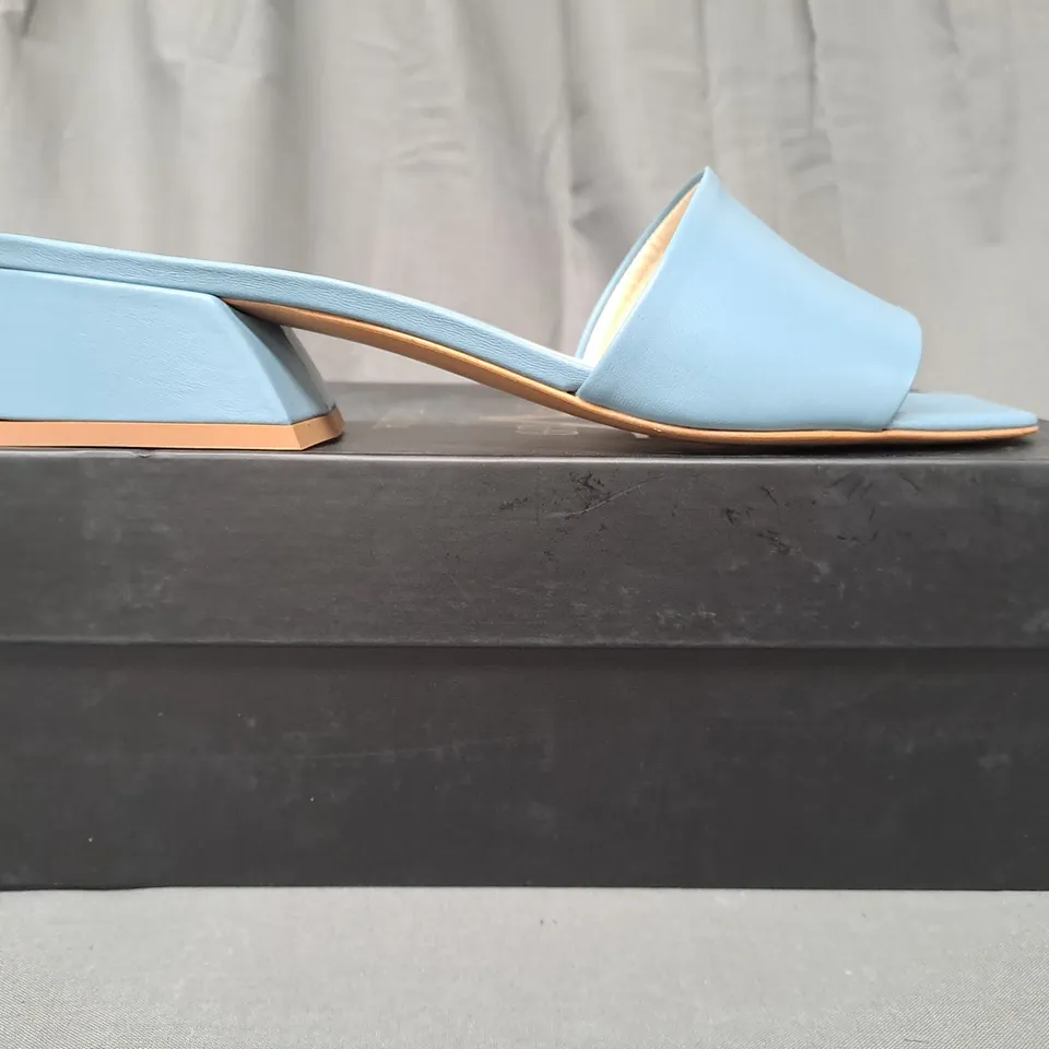 BOXED PAIR OF ITALIA NEPER OPEN TOE LOW BLOCK HEEL SANDALS IN BLUE EU SIZE 39