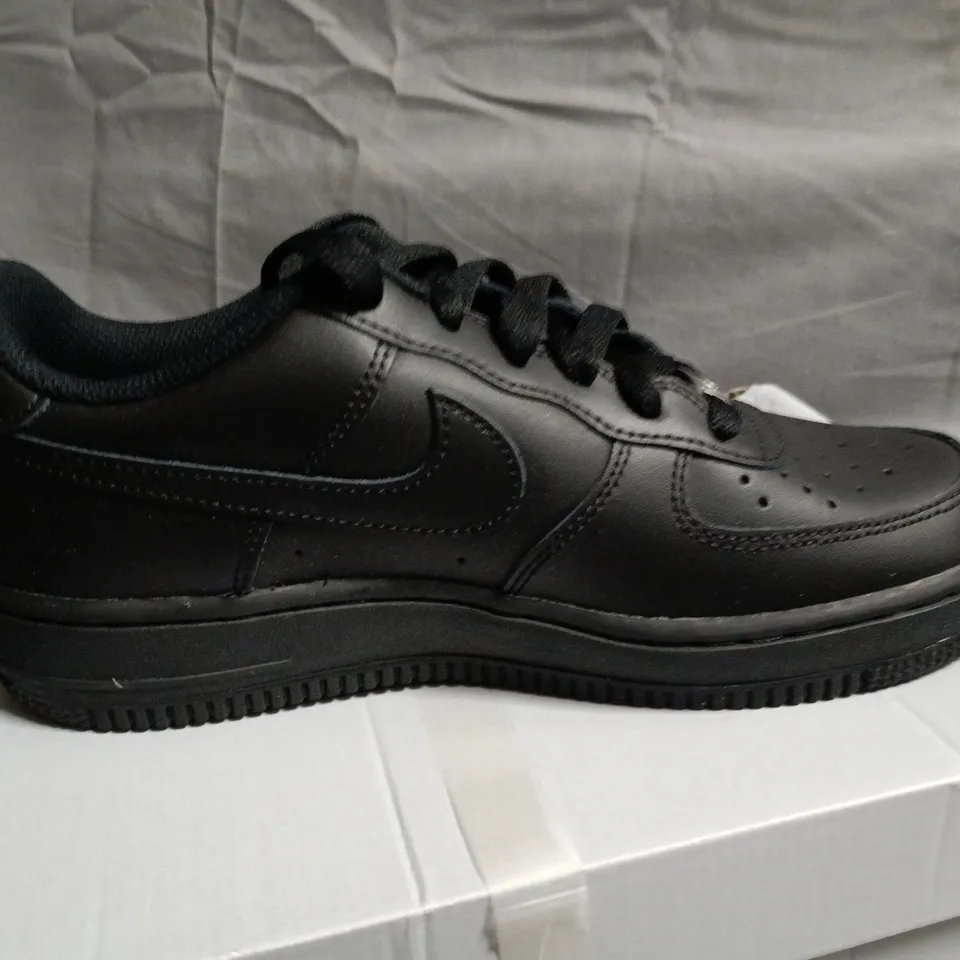NIKE AIR FORCE 1 LE (GS) BLACK/BLACK – YOUTH UK 5Y