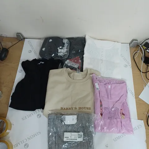 BOX OF ASSORTED CLOTHING ITEMS TO INCLUDE JUMPERS, LEGGINGS, T-SHIRTS ETC