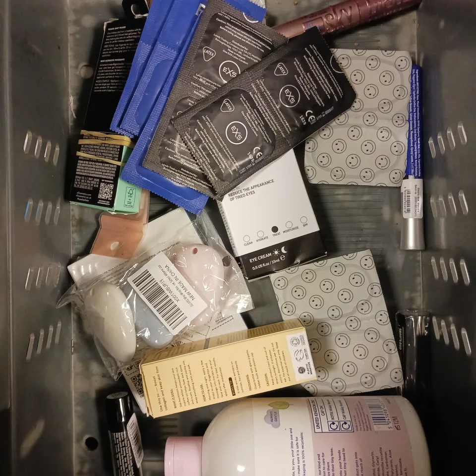 APPROXIMATELY 20 ASSORTED HEALTH & BEAUTY PRODUCTS TO INCLUDE BIORE MOISTURISER, BABY BEDTIME BATH BUBBLES, RESTORIA FOR MEN ETC 