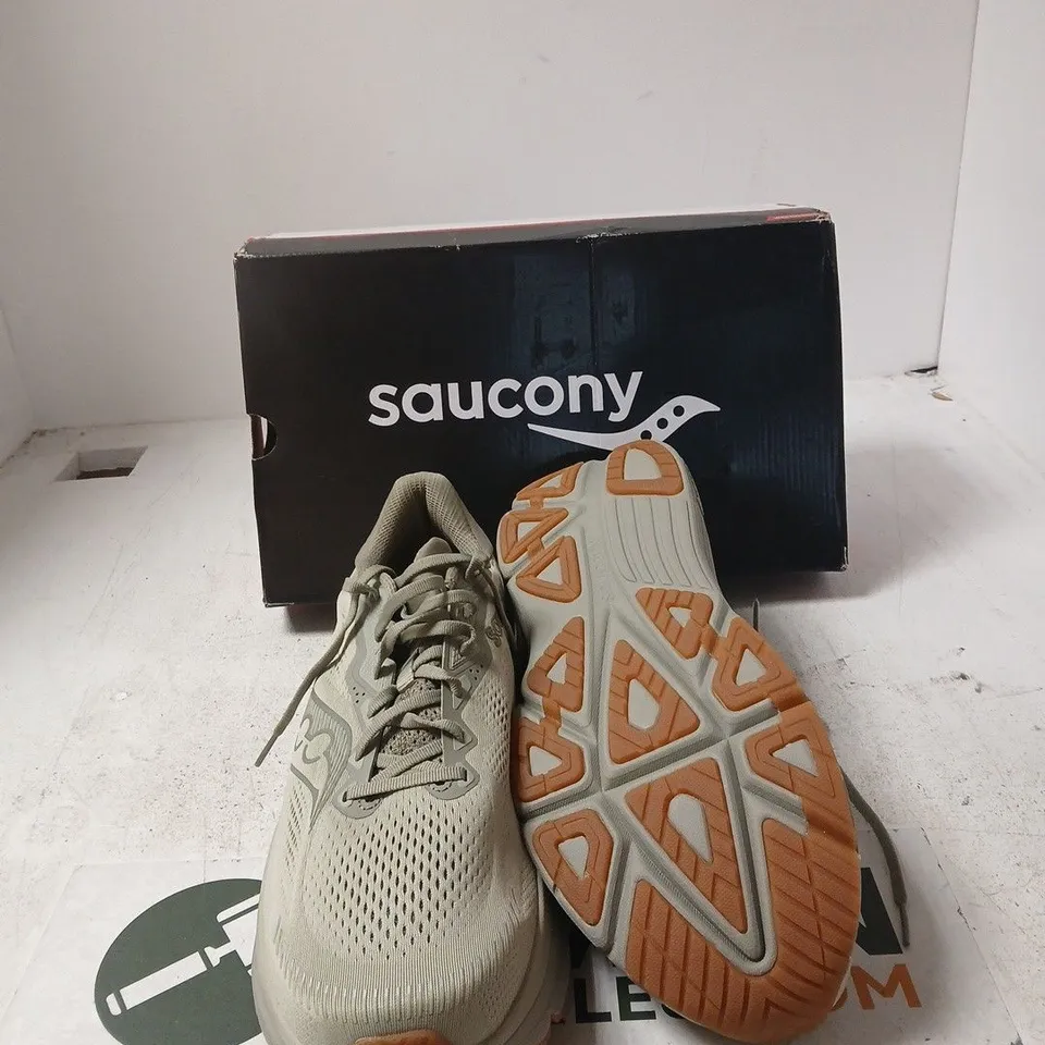 SAUCONY SAGE/GUM MEN'S RUNNING SHOES – UK12 (US 13) – BOXED