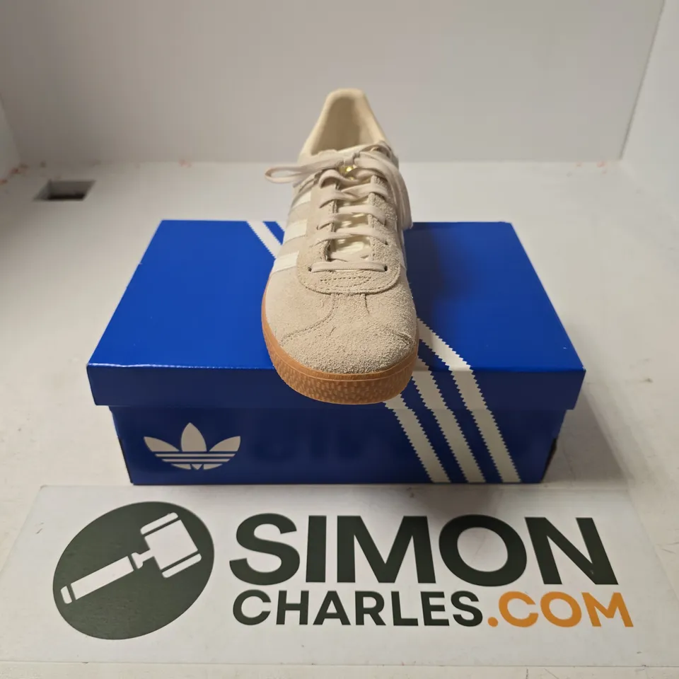 BOXED PAIR OF ADIDAS GAZELLE JUNIOR TRAINERS IN WHITE - UK 5.5