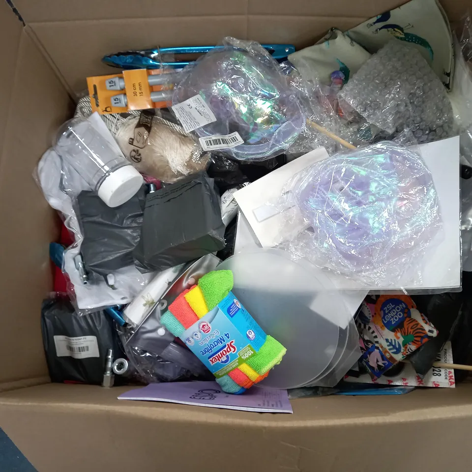 APPROXIMATELY 40 ASSORTED ITEMS TO INCLUDE A4 REFILL PAD, HANDCUFFS, MAGNETIC WINDOW CLEANER, ETC - COLLECTION ONLY