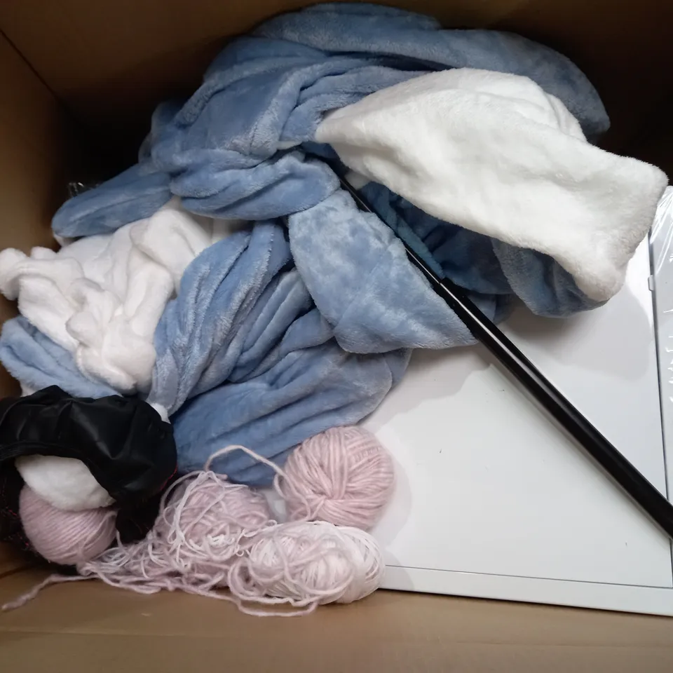 BOX OF APPROXIMATELY 8 ASSORTED ITEMS TO INCLUDE - LILLY BAG - WD-40 SIGN - MAKEUP CLEANING BRUSH ECT