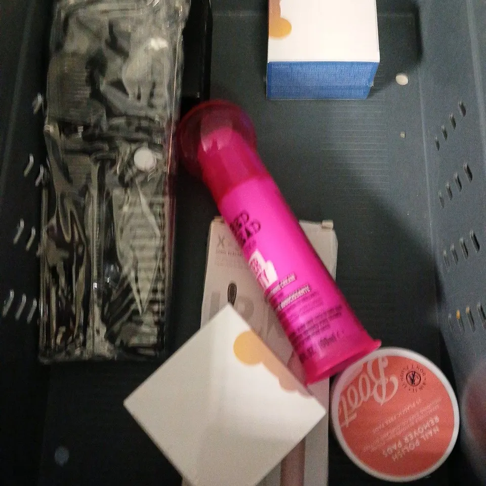 APPROXIMATELY 20 ASSORTED HEALTH & BEAUTY PRODUCTS TO INCLUDE RITUALS KARMA FOAMING SHOWER GEL, THE FOX TAN RAPID MIST, MANCAVE HYALURONIC INSTENSE MOISTURISER, ETC