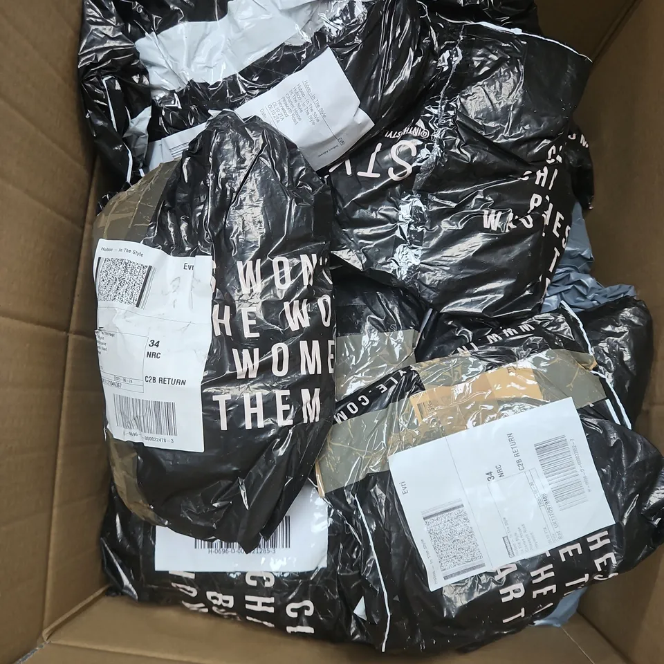 APPROXIMATELY 20 ASSORTED CLOTHING ITEMS IN VARIOUS STYLES AND SIZES 