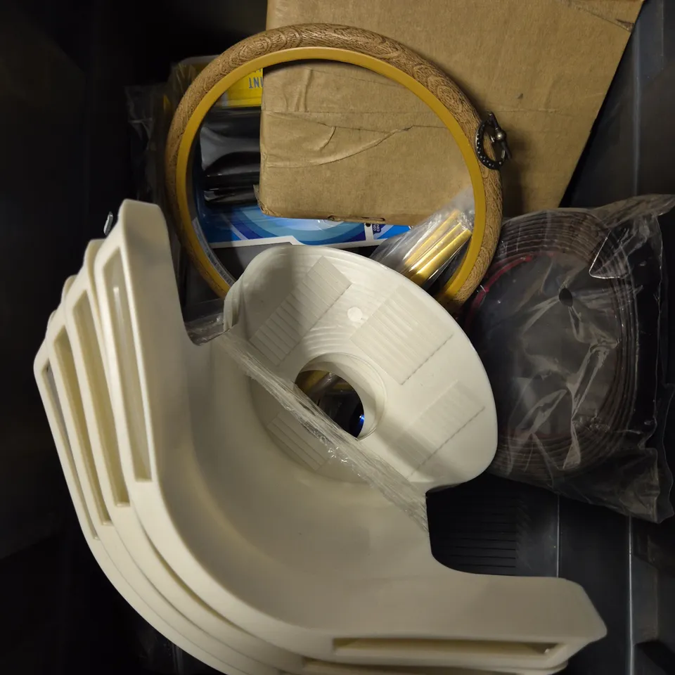 APPROXIMATELY 15 HOUSEHOLD ITEMS TO INCLUDE PLUG SOCKET, MEASURING JUG, HOME DÉCOR ETC 