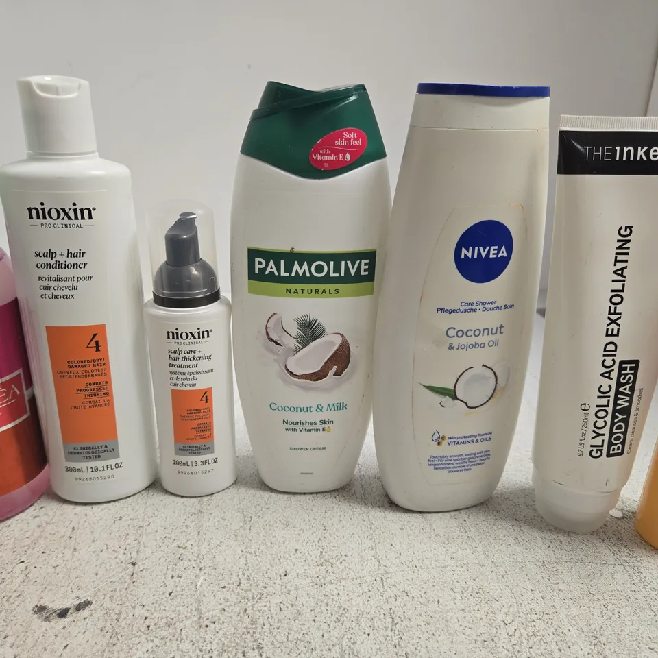 APPROX 12 ASSORTED BEAUTY PRODUCTS TO INCLUDE NIOXIN TREATMENT, PALMOLIVE SHOWER CREAM, THE INKEY LIST BODY WASH, ETC