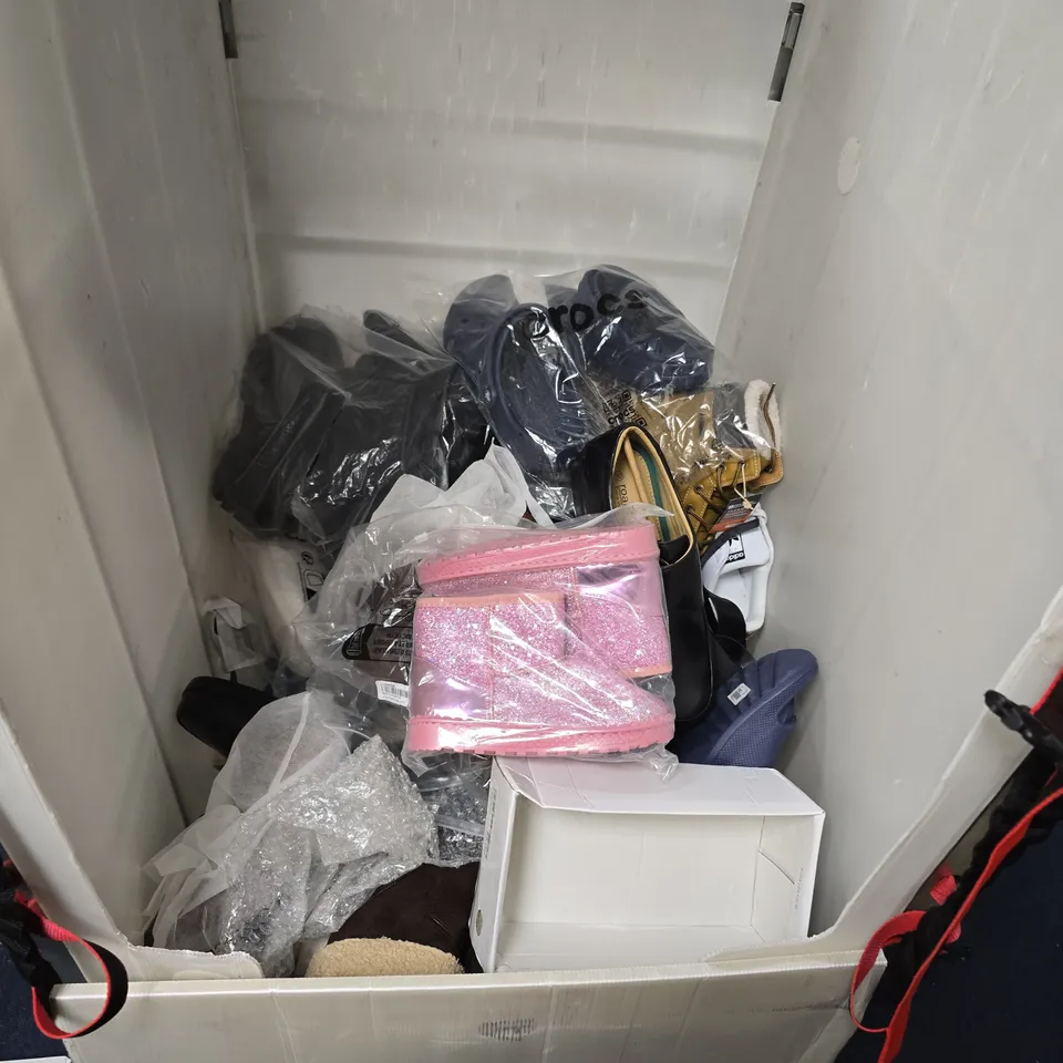 LARGE QUANTITY OF ASSORTED DESIGNER SHOES AND FOOTWEAR