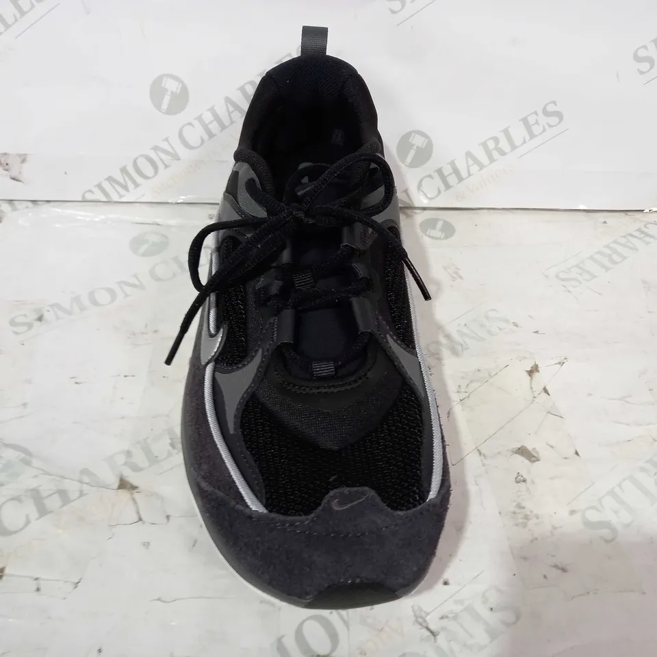 BOXED PAIR OF NIKE AIR MAX TRAINERS IN BLACK/GREY UK SIZE 8.5