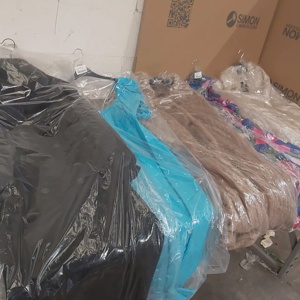 PALLET CONTAINING APPROXIMATELY 50x BRAND NEW ASSORTED DESIGNER CLOTHING ITEMS