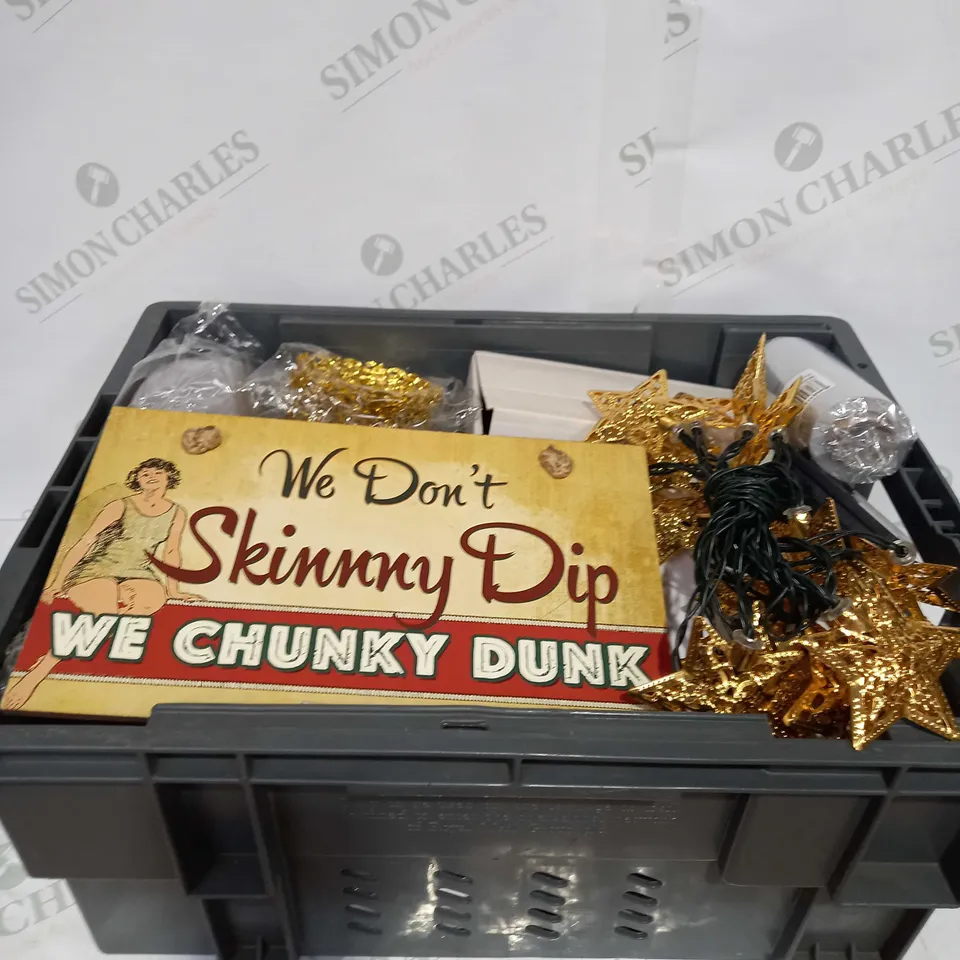 BOX TO CONTAIN APPROX 25 X ASSORTED HOUSEHOLD PRODUCTS, INCLUDES PINS, DÉCOR ITEMS, LED LIGHTS ETC - COLLECTION ONLY