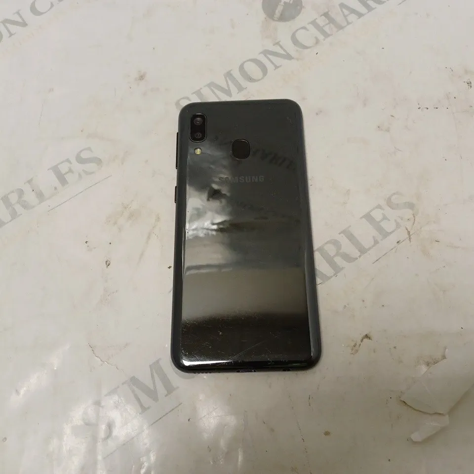BOXED SAMSUNG GALAXY A40 64GB WITH ACCESSORIES 