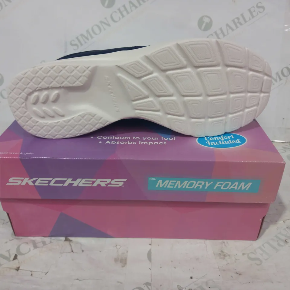 BOXED PAIR OF SKECHERS MEMORY FOAM SHOES IN NAVY UK SIZE 5.5