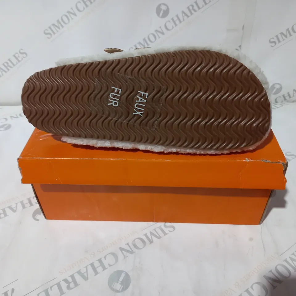 ROCKET DOG ABEL SHEPPSS IN TAUPE SIZE 5