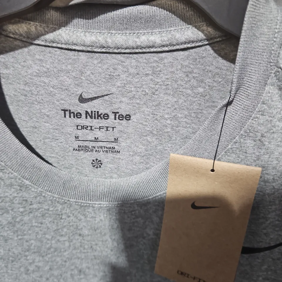 NIKE THE TEE DRI-FIT T-SHIRT – GREY, UK SIZE M