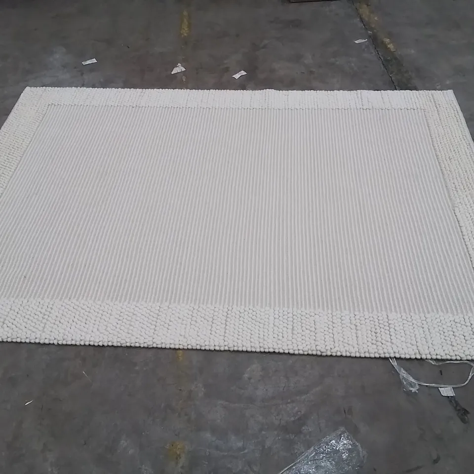 QUALITY DESIGNER AREA RUG // APPROX SIZE: 160 X 220 cm
