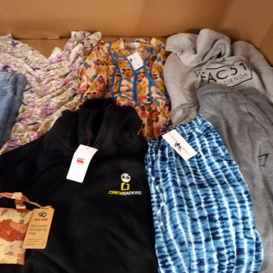 LARGE QUANTITY OF ASSORTED CLOTHING ITEMS TO INCLUDE CANTERBURY, BUSBY & FOX AND GYMSHARK