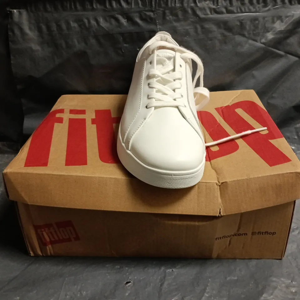 BOXED PAIR OF FITFLOP RALLY SNEAKERS IN WHITE SIZE UK 6.5