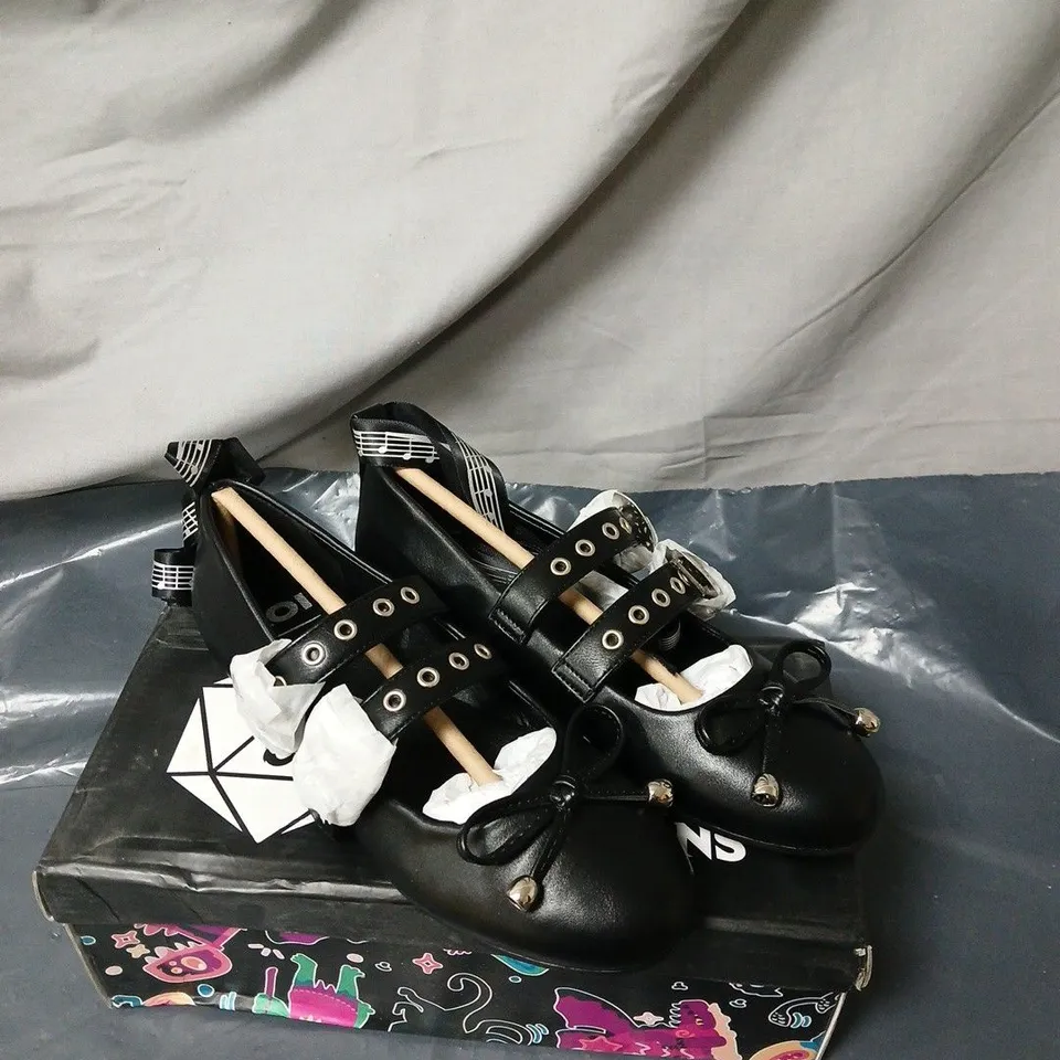 KOI DUNGEONS AND DRAGONS SONG OF REST BARD FLATS BLACK BOXED SIZE 3