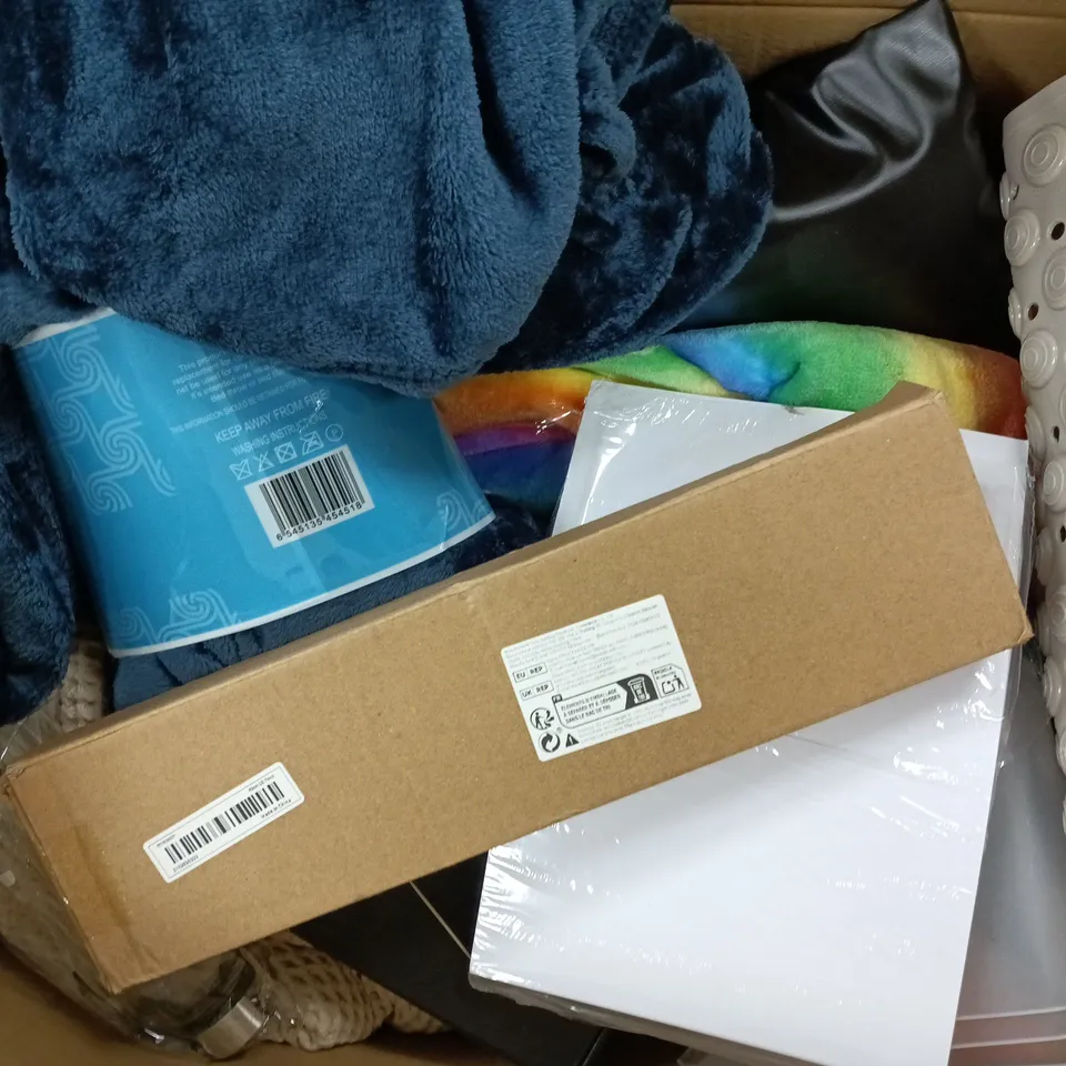 APPROXIMATELY 12 ASSORTED HOUSEHOLD PRODUCTS TO INCLUDE BLANKET THROW, 3D ILLUSION LAMP, BATH MAT, ETC