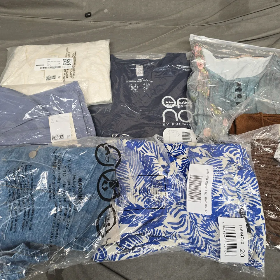 APPROXIMATELY 40 ASSORTED CLOTHING ITEMS IN VARIOUS SIZES, STYLES & COLOURS TO INCLUDE JEANS, TOPS, DRESSES, ETC - COLLECTION ONLY