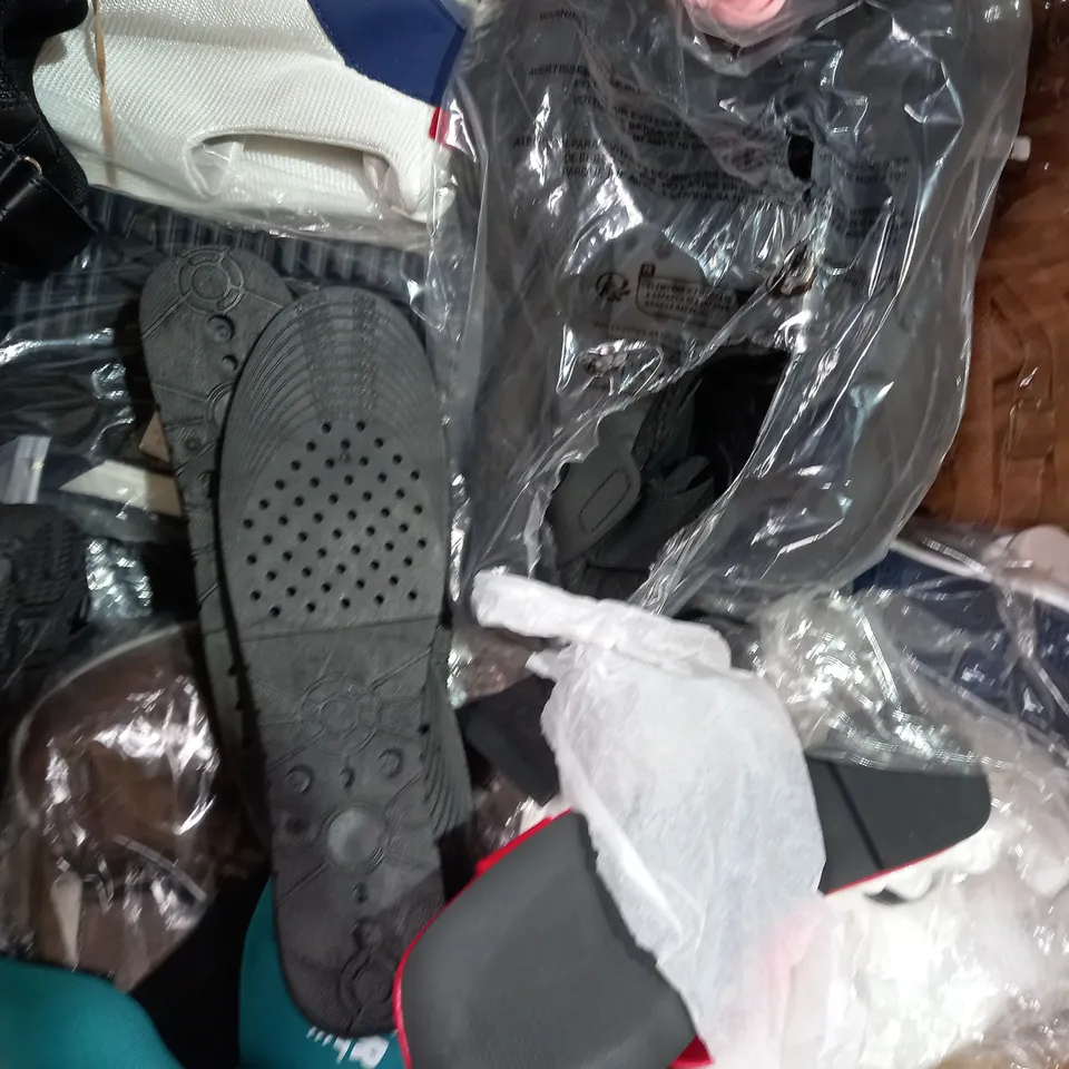 BOX OF APPROXIMATELY 20 ASSORTED PAIRS OF SHOES IN VARIOUS STYLES & SIZES TO INCLUDE M&S, U.S. BRASS, H&M, ETC