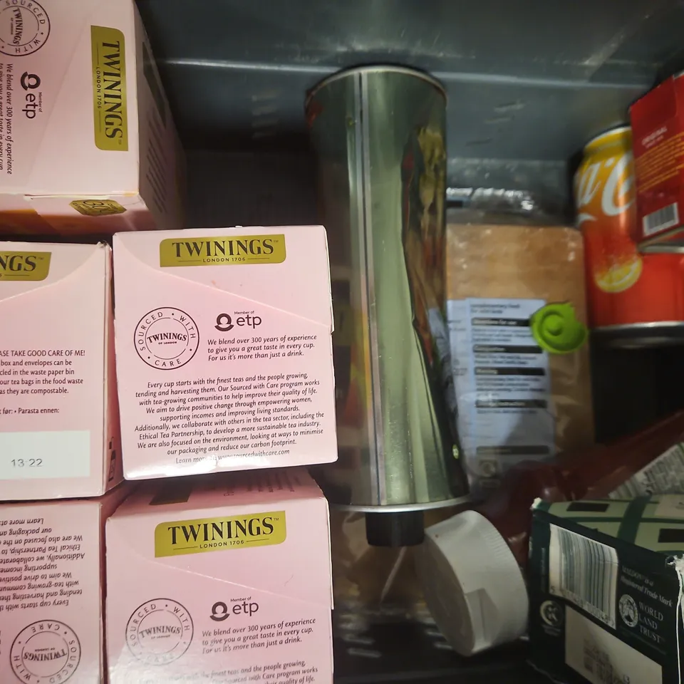 APPROXIMATELY 15 ASSORTED FOOD AND DRINK ITEMS TO INCLUDE KETCHUP, MAPLE SYRUP, TWININGS, ETC