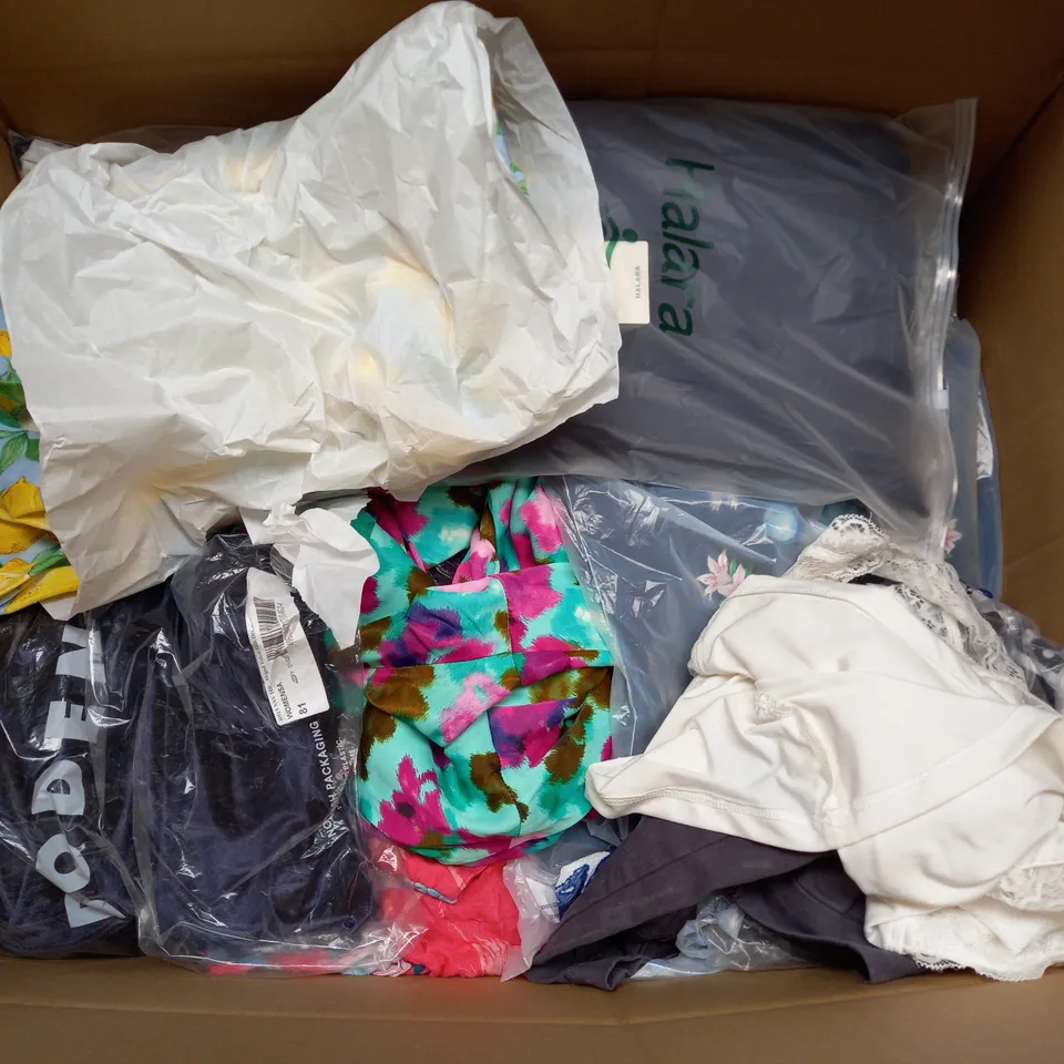 BOX OF APPROXIMATELY 25 ASSORTED CLOTHING ITEMS TO INCLUDE - TANK TOP , LEGGINGS , JACKET ETC