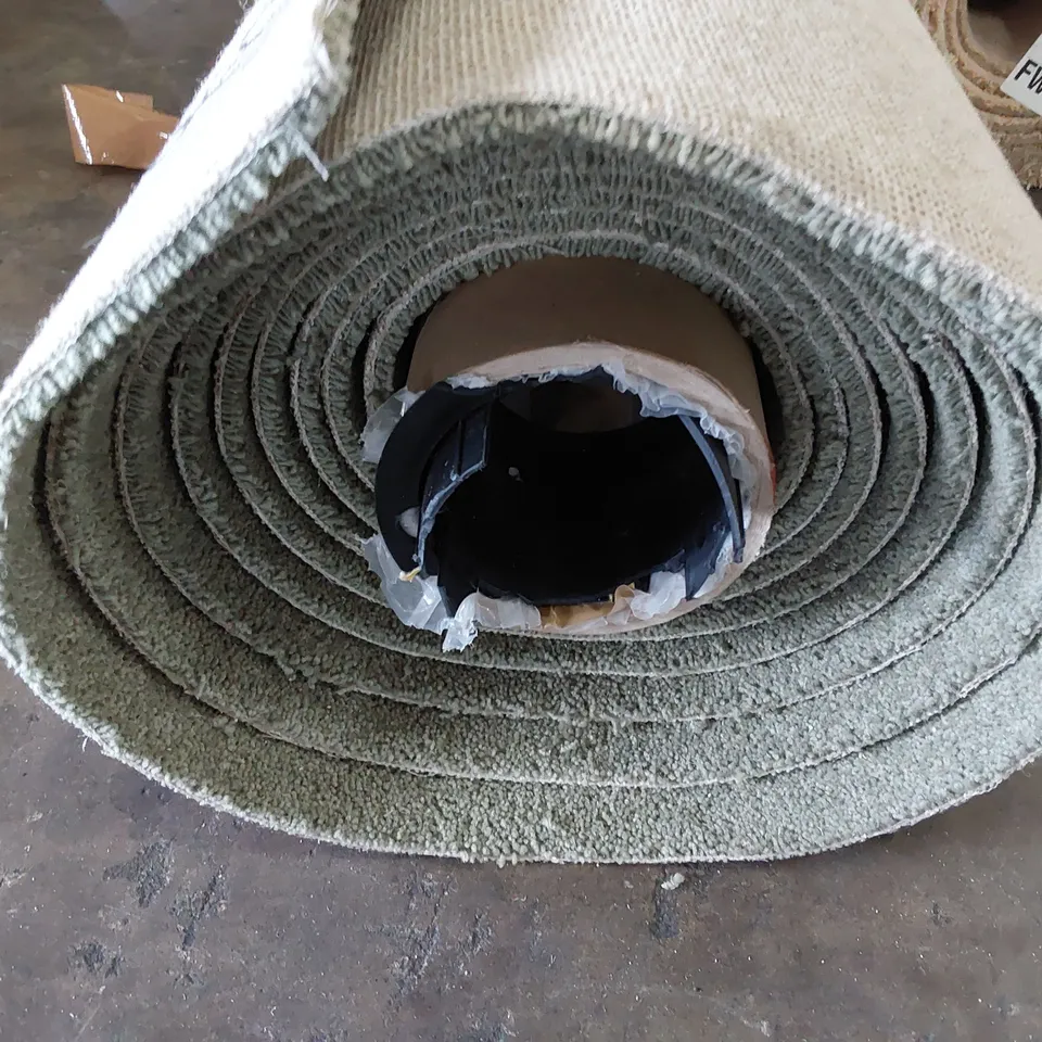 ROLL OF QUALITY COUNTRY MEAD TWIST SOFT FERN CARPET APPROXIMATELY 5M × 5.8M 