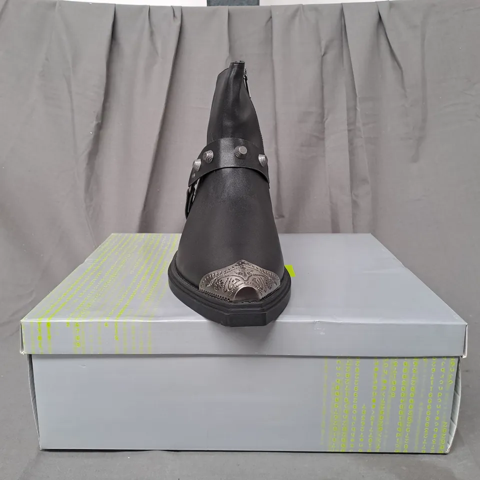 BOXED PAIR OF KOI SOUL RENDER COWBOY BOOTS IN BLACK/SILVER EFFECT UK SIZE 12