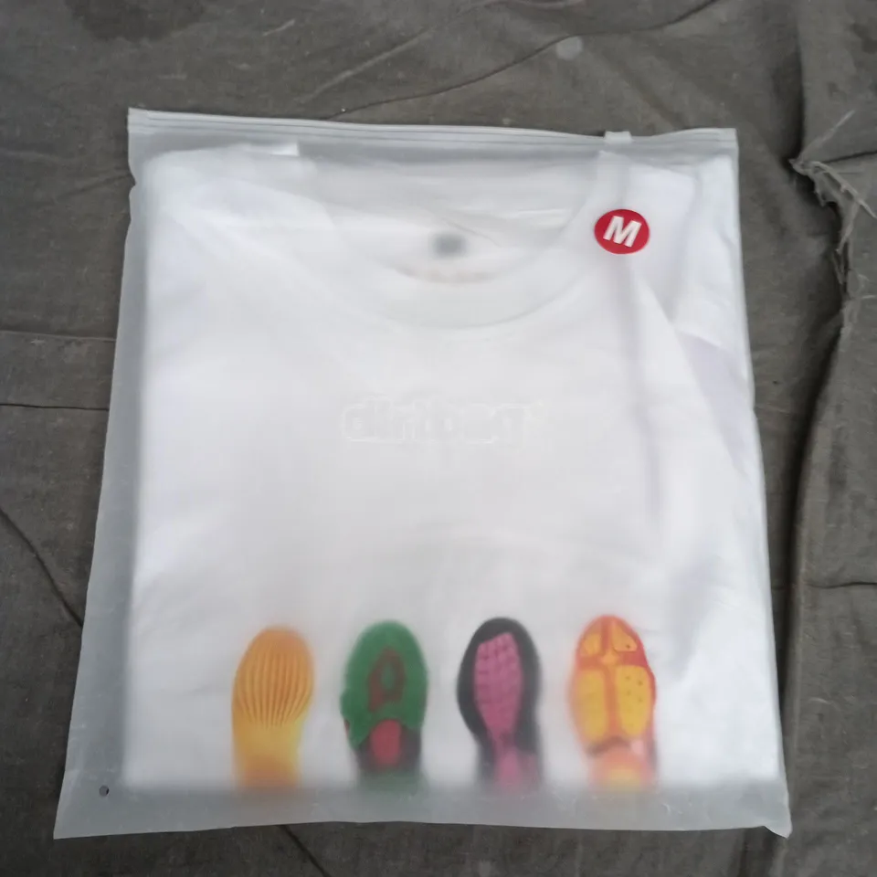 BAGGED DIRTBAG WHITE T‑SHIRT WITH COLOURFUL FOOTPRINTS – SIZE M