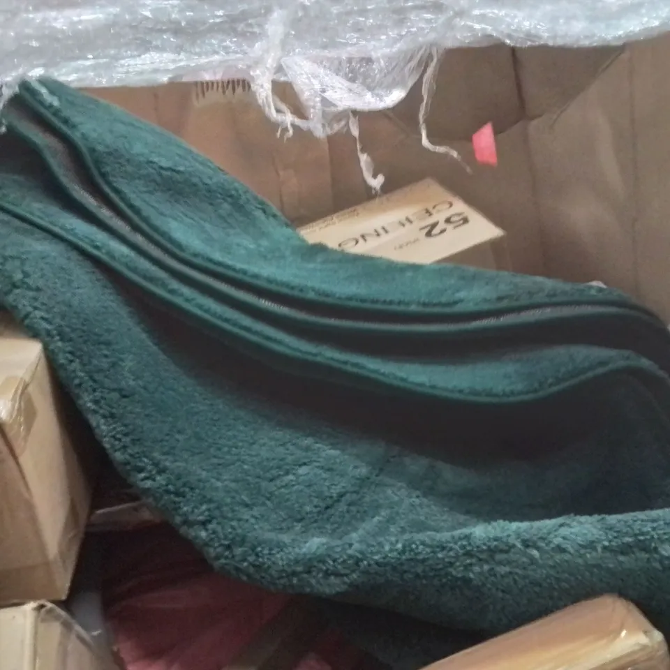 PALLET OF ASSORTED HOUSEHOLD GOODS AND PRODUCTS TO INCLUDE;WATER SPRAY MOP,PLAYMAT,AREA RUG