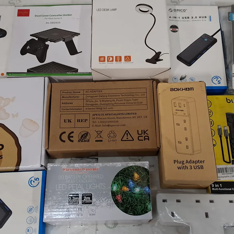 LOT OF APPROXIMATELY 20 ASSORTED ITEMS TO INCLUDE LED DESK LAMP, PLUG ADAPTERS AND USB HUB