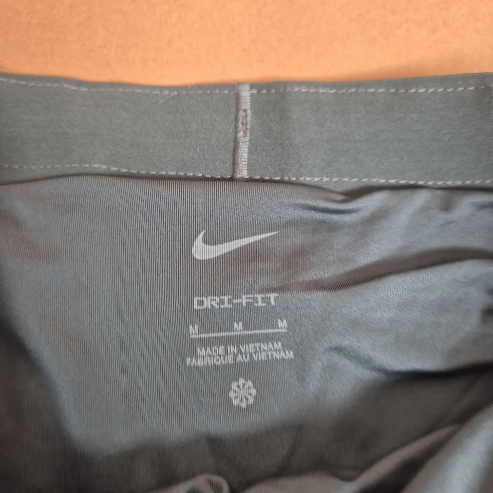 NIKE DRI-FIT MEN'S TRAINING SHORTS – GREY WITH BLUE SIDE PANELS (SIZE M)