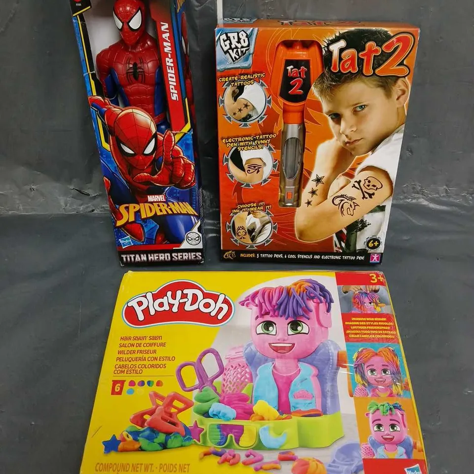 LOT OF APPROXIMATELY 3 ASSORTED TOYS TO INCLUDE - PLAY-DOH HAIR STYLIN' SALON - SPIDER-MAN TITAN HERO SERIES ACTION FIGURE - TAT2 PEN TOY - ETC