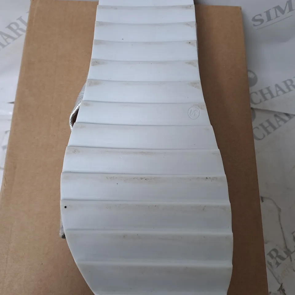 BOXED ADESSO SANDLES IN SILVER  SIZE 6