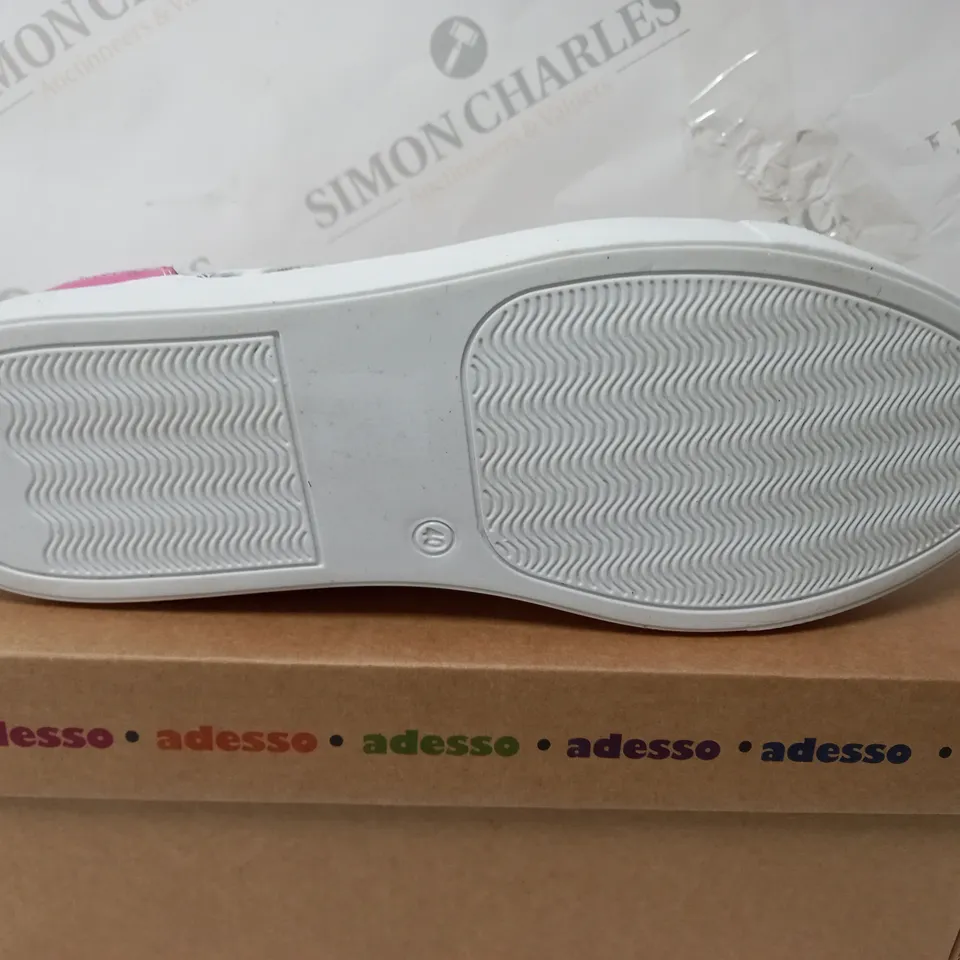 BOXED PAIR OF ADESSO FAYE ZIP TRAINERS IN WHITE/PINK - SIZE 7