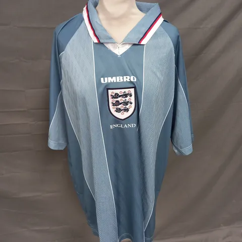 UMBRO ENGLAND FOOTBALL JERSEY IN BLUE STRIPE SIZE XL