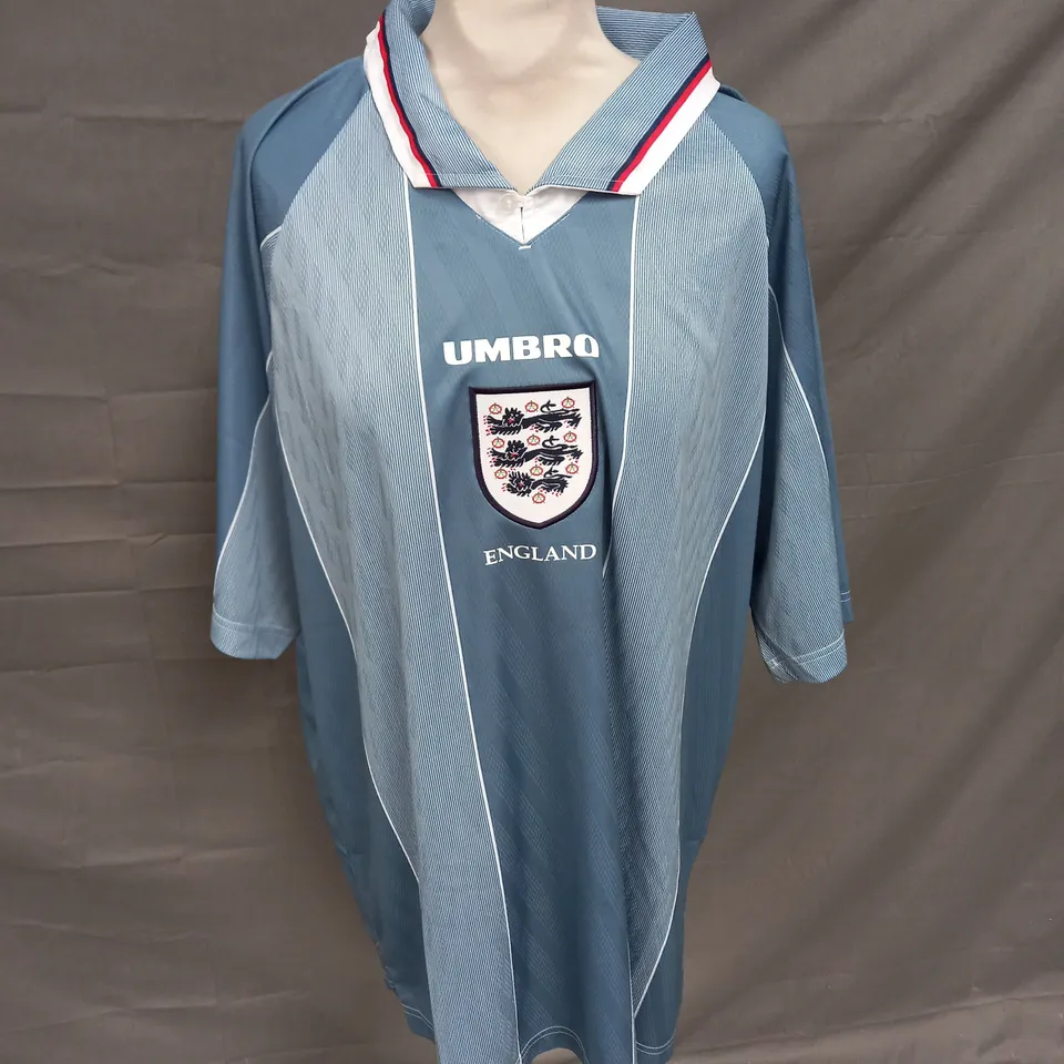 UMBRO ENGLAND FOOTBALL JERSEY IN BLUE STRIPE SIZE XL